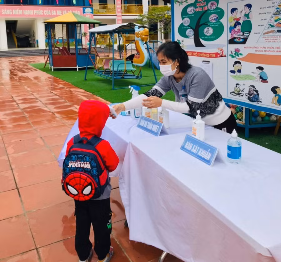 Học sinh mầm non trên địa bàn huyện Việt Yên trở lại trường học sáng 22/11.