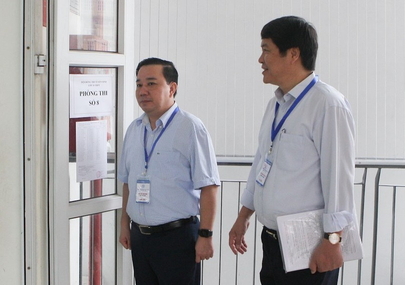 Lãnh đạo Sở GD&ĐT kiểm tra công tác tổ chức thi, động viên tinh thần các thí sinh tại điểm thi Trường THCS Phan Chu Trinh (quận Ba Đình, Hà Nội). Lãnh đạo Sở GD&ĐT kiểm tra công tác tổ chức thi, động viên tinh thần các thí sinh tại điểm thi Trường THCS Phan Chu Trinh (quận Ba Đình, Hà Nội).