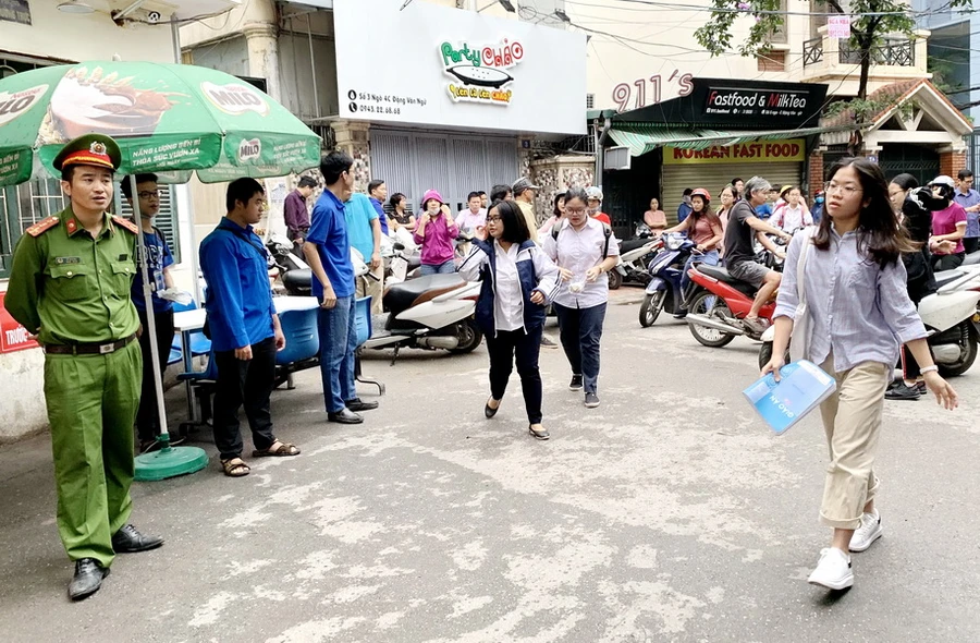 Dù nằm trong khu dân cư đông người, chật hẹp nhưng điểm thi Trường THPT Kim Liên vẫn diễn ra an toàn, trật tự, không ùn tắc.