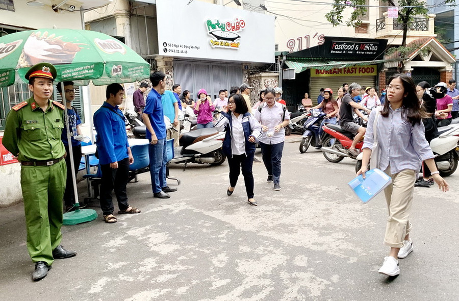 Dù nằm trong khu dân cư đông người, chật hẹp nhưng điểm thi Trường THPT Kim Liên vẫn diễn ra an toàn, trật tự, không ùn tắc.