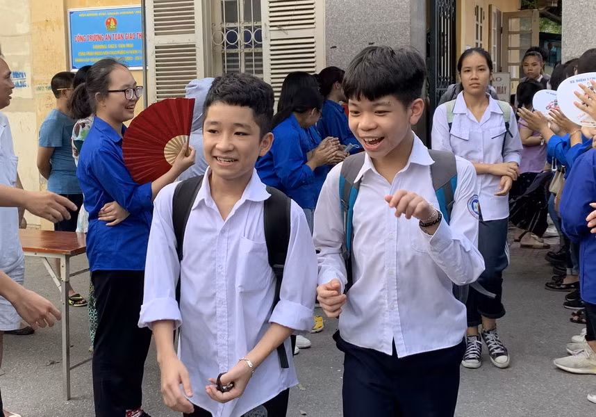 Các thí sinh hoàn thành bài thi môn Toán.