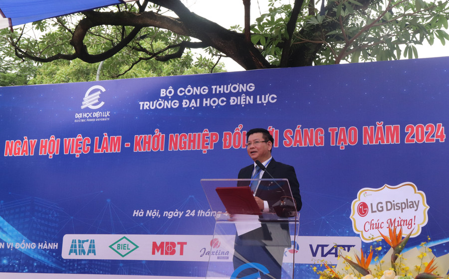 PGS.TS Đinh Văn Châu - Hiệu trưởng Trường Đại học Điện lực phát biểu tại ngày hội. PGS.TS Đinh Văn Châu - Hiệu trưởng Trường Đại học Điện lực phát biểu tại ngày hội.