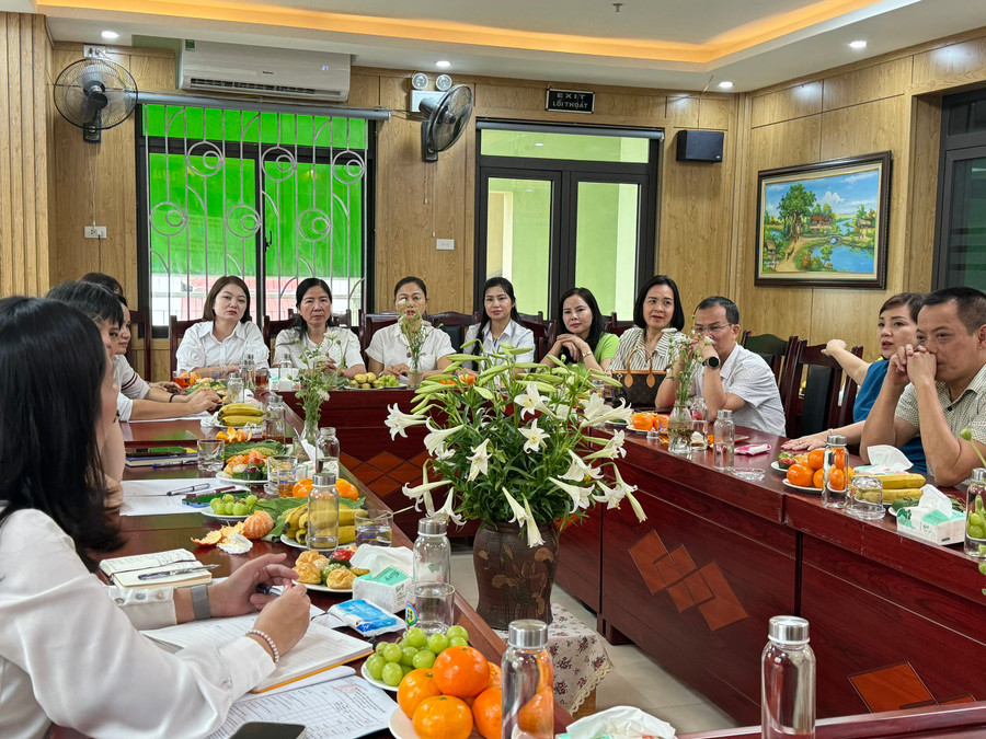 Trao đổi chuyên môn giữa các thành viên của hai ngành giáo dục tại buổi gặp mặt.