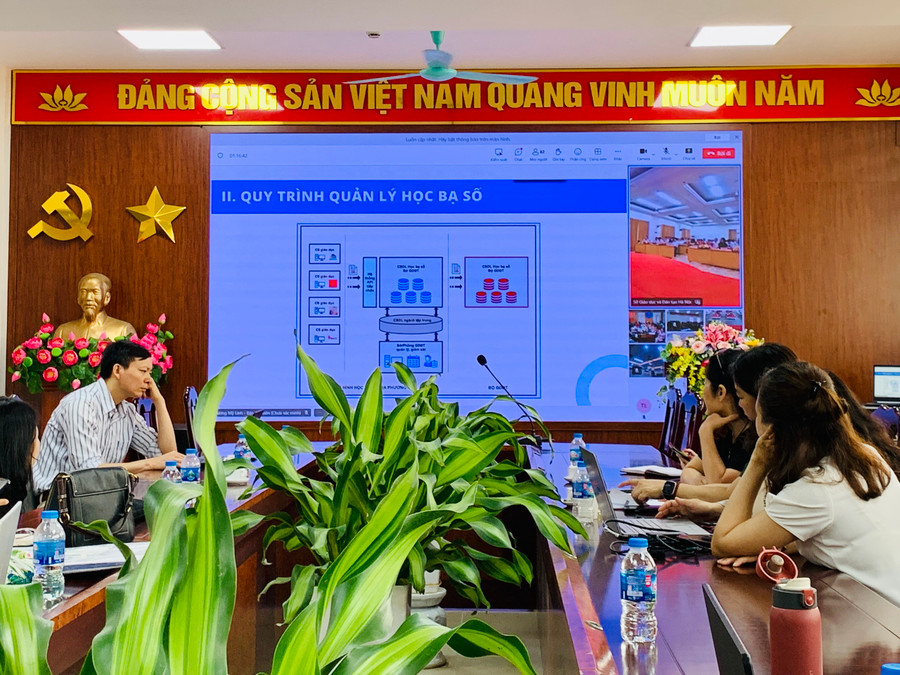 Đại diện Phòng GD&amp;ĐT quận Ba Đình, cán bộ quản lý các trường Tiểu học tại điểm cầu.