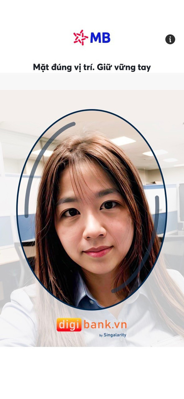 Giao diện app khi thực hiện xác thực giao dịch chuyển khoản bằng khuôn mặt. Ảnh: MB Giao diện app khi thực hiện xác thực giao dịch chuyển khoản bằng khuôn mặt. Ảnh: MB