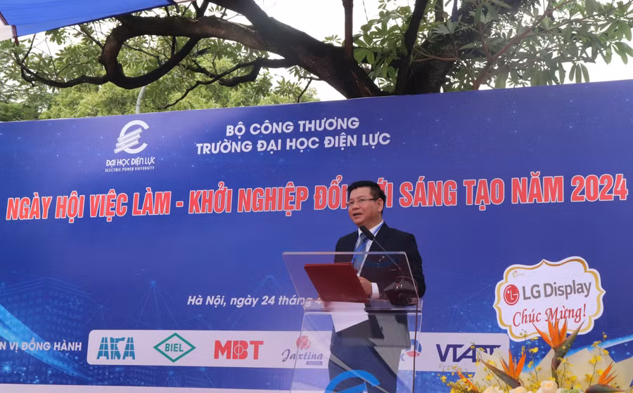 PGS.TS Đinh Văn Châu - Hiệu trưởng Trường Đại học Điện lực phát biểu tại ngày hội.
