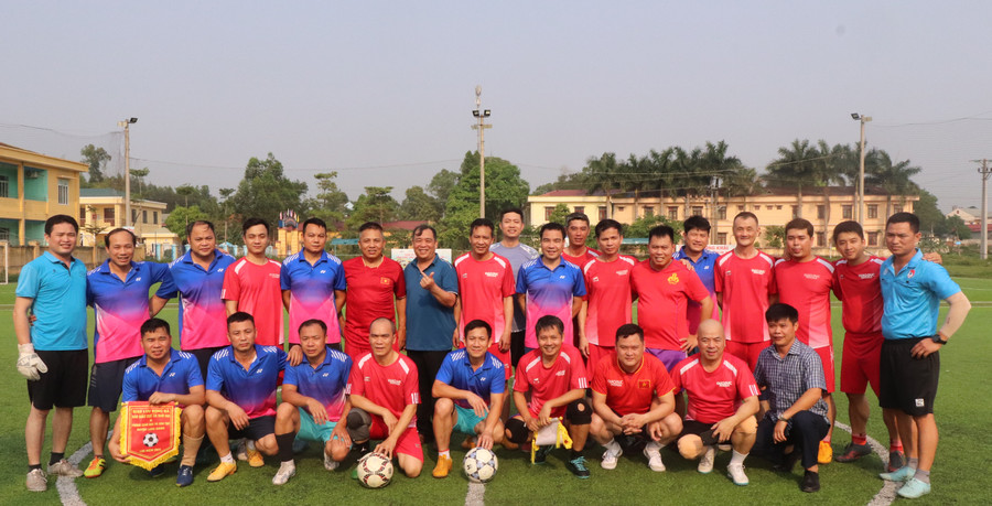 Thành viên hai đội bóng chụp ảnh lưu niệm.