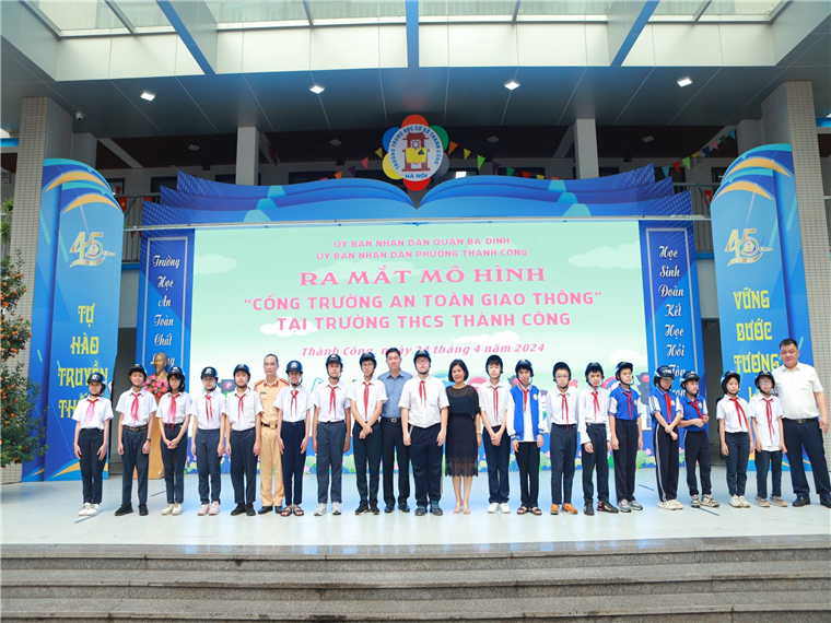 Trao tặng mũ bảo hiểm cho học sinh Trường THCS Thành Công. Trao tặng mũ bảo hiểm cho học sinh Trường THCS Thành Công.