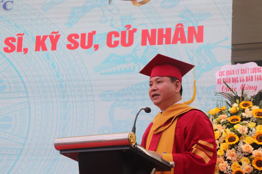 PGS.TS Đinh Văn Châu - Hiệu trưởng Trường Đại học Điện lực phát biểu chúc mừng các tân tiến sĩ, thạc sỹ, cử nhân, kỹ sư tại lễ tốt nghiệp.