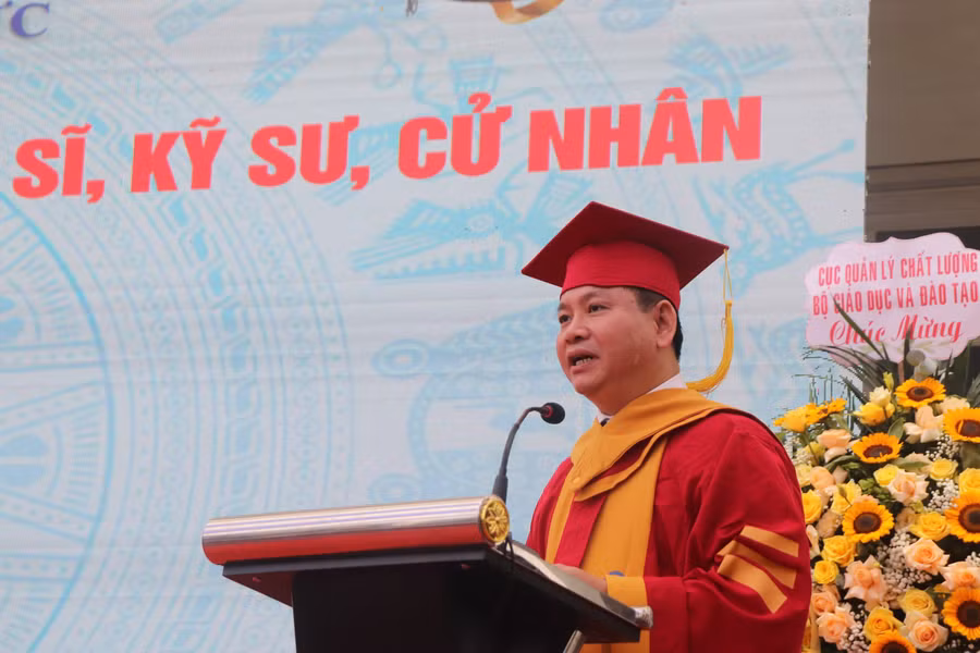 PGS.TS Đinh Văn Châu - Hiệu trưởng Trường Đại học Điện lực phát biểu chúc mừng các tân tiến sĩ, thạc sỹ, cử nhân, kỹ sư tại lễ tốt nghiệp.