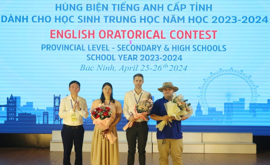 Trưởng Ban Tổ chức Hội thi tặng hoa Ban Giám khảo.