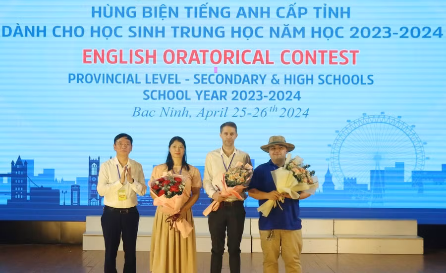 Trưởng Ban Tổ chức Hội thi tặng hoa Ban Giám khảo.