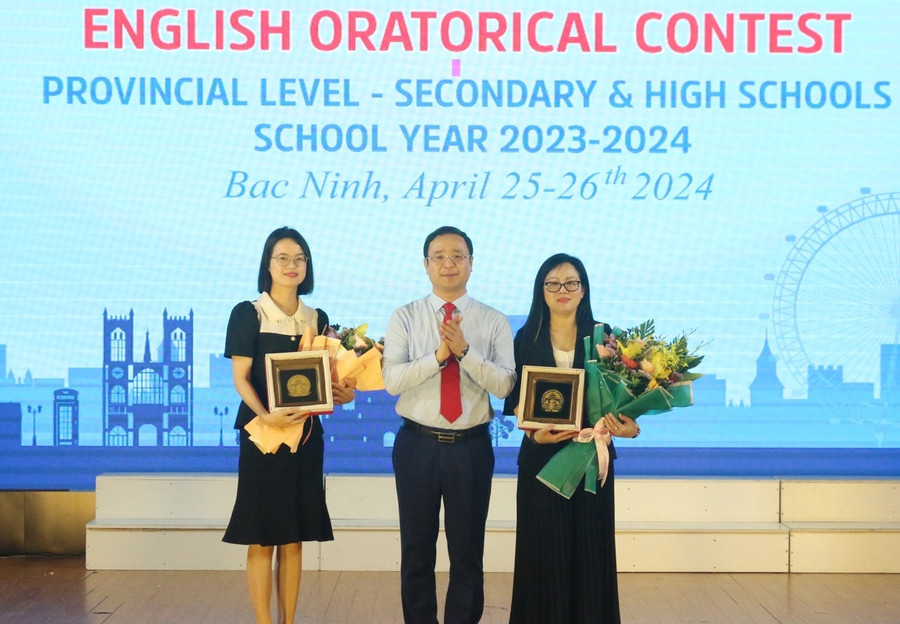 Giám đốc Sở GD&amp;ĐT Bắc Ninh - Nguyễn Thế Sơn tặng hoa cho các đơn vị tài trợ.