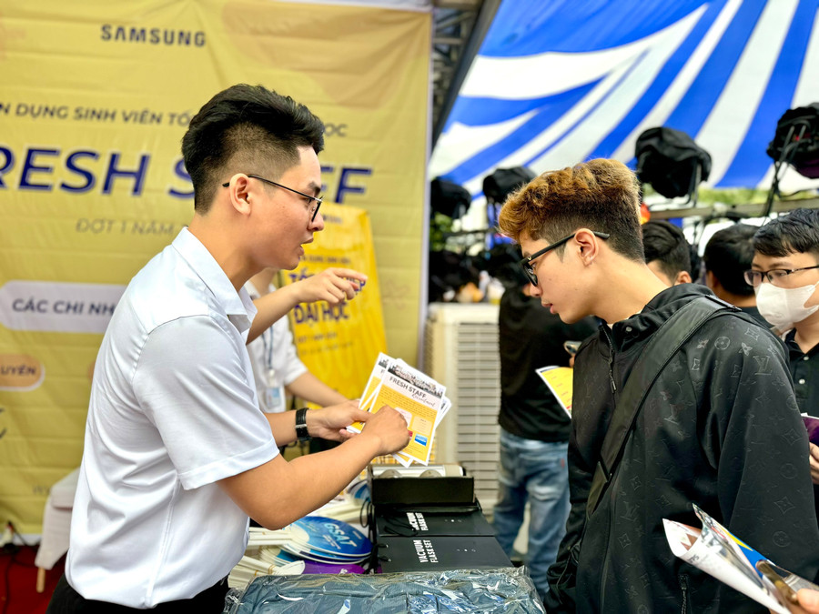 Nhiều vị trí việc làm cho sinh viên tại ngày hội. Nhiều vị trí việc làm cho sinh viên tại ngày hội.