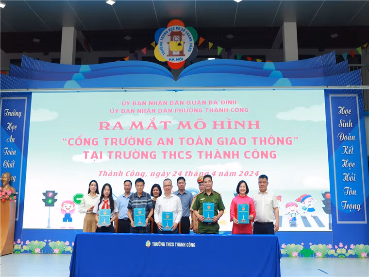 Đại diện các đơn vị tổ chức kí cam kết đảm bảo trật tự ATGT.