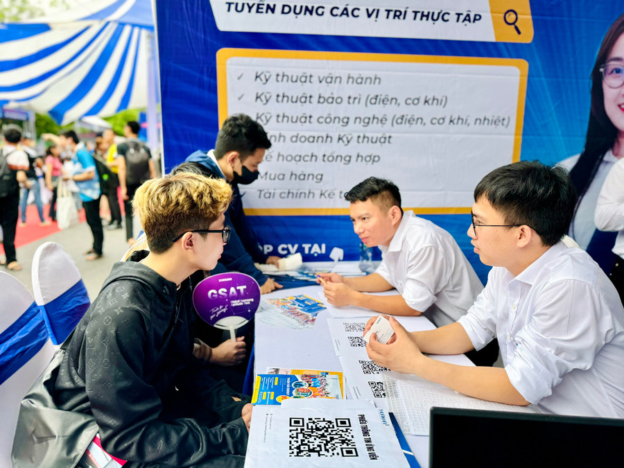 Sinh viên được tư vấn, định hướng công việc sau ra trường. Sinh viên được tư vấn, định hướng công việc sau ra trường.