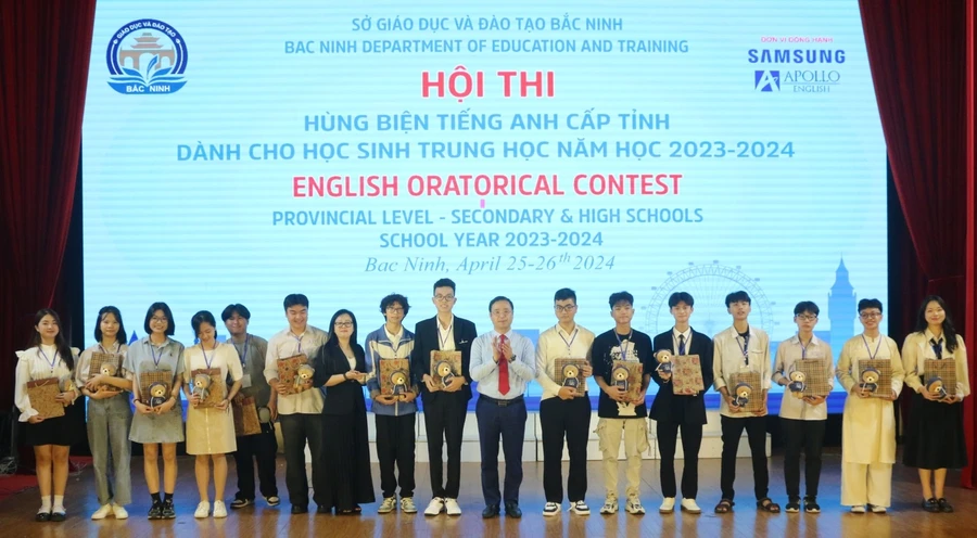 Ban tổ chức Hội thi trao quà lưu niệm và động viên các thí sinh.