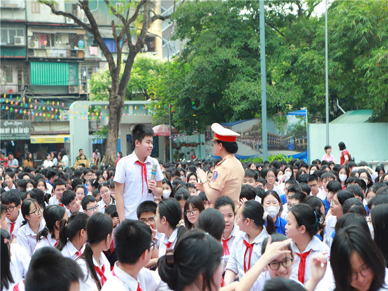 Trung tá Nguyễn Thị Huyền tuyên truyền phổ biến về trật tự ATGT cho các em học sinh. Trung tá Nguyễn Thị Huyền tuyên truyền phổ biến về trật tự ATGT cho các em học sinh.