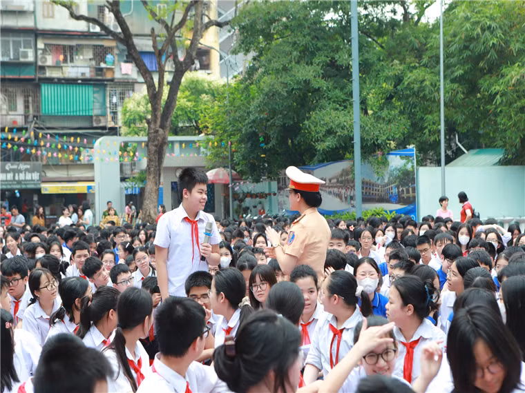 Trung tá Nguyễn Thị Huyền tuyên truyền phổ biến về trật tự ATGT cho các em học sinh.