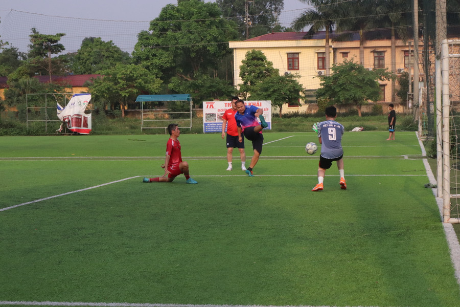 Đội bóng FC GD&amp;ĐT huyện Lạng Giang (áo xanh) trong một pha tấn công trước cầu môn FC Báo GD&amp;TĐ.