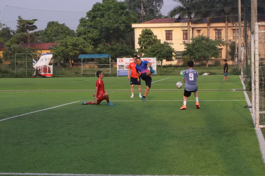 Đội bóng FC GD&amp;ĐT huyện Lạng Giang (áo xanh) trong một pha tấn công trước cầu môn FC Báo GD&amp;TĐ.