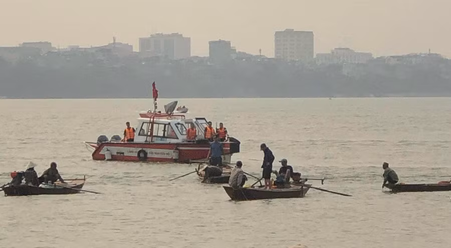 Lực lượng chức năng cứu hộ trên sông Hồng.