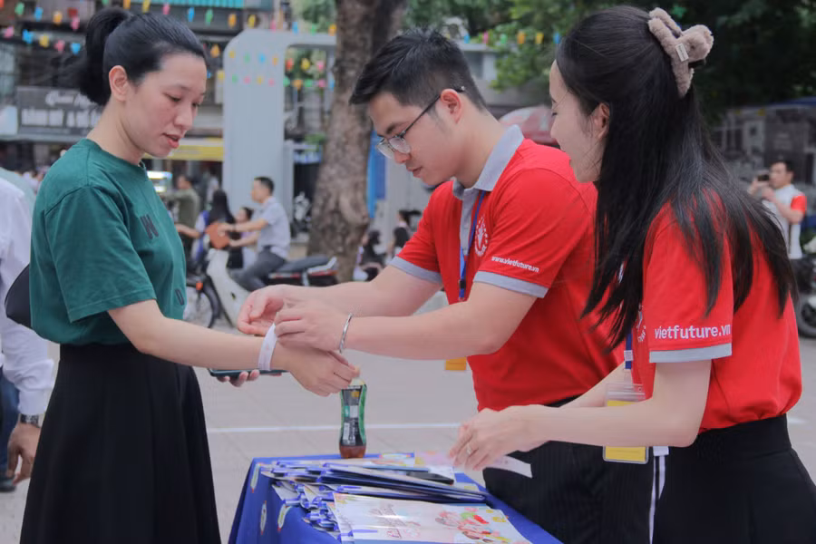 Phụ huynh tới dự chuyên đề.