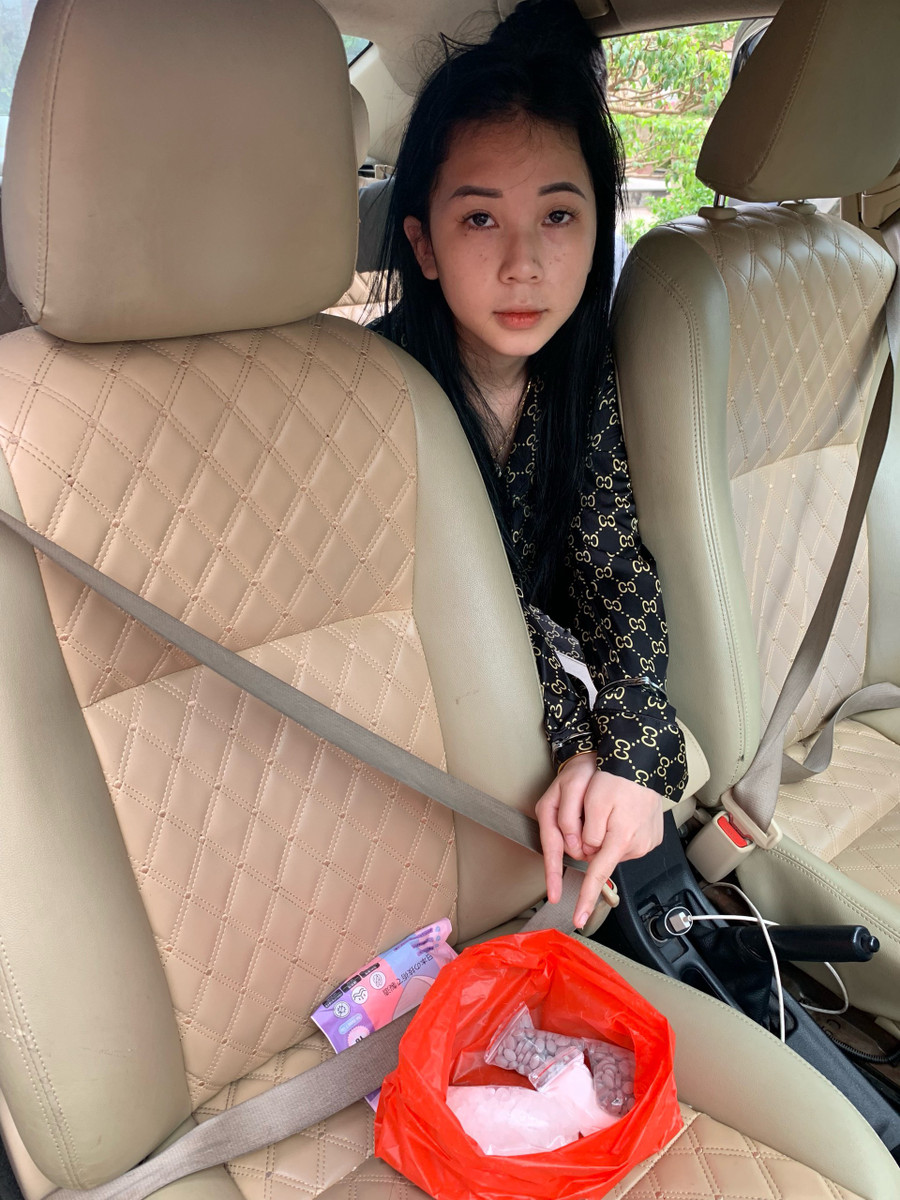 Hồ Thị Thùy Trang và tang vật.