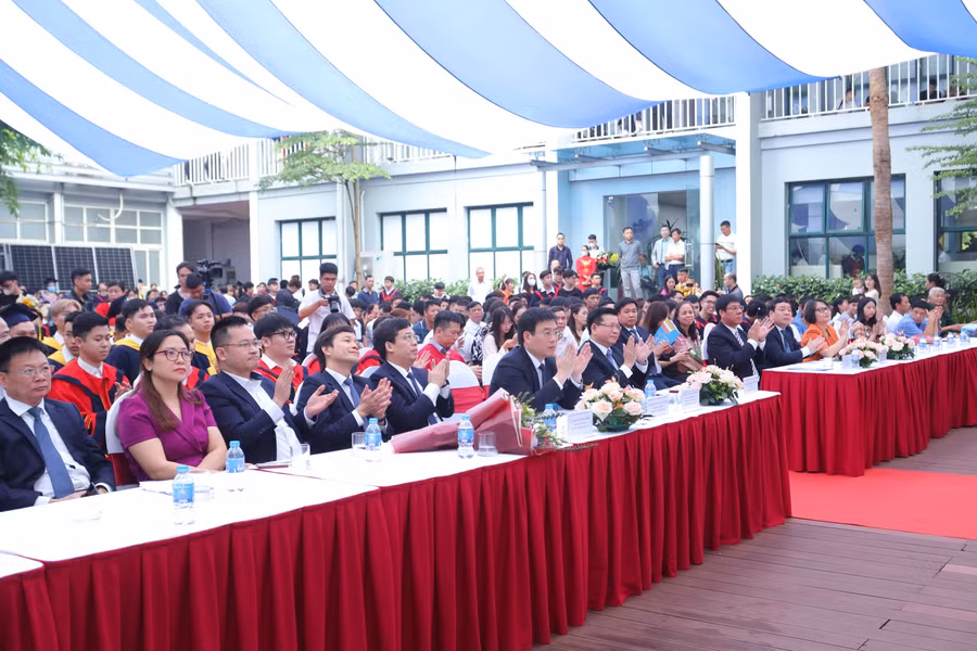 Đại biểu dự và chúc mừng Trường Đại học Điện lực.