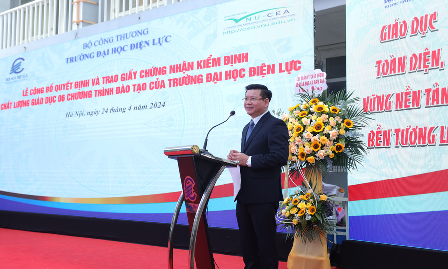 PGS.TS Đinh Văn Châu - Hiệu trưởng Trường Đại học Điện lực phát biểu. PGS.TS Đinh Văn Châu - Hiệu trưởng Trường Đại học Điện lực phát biểu.