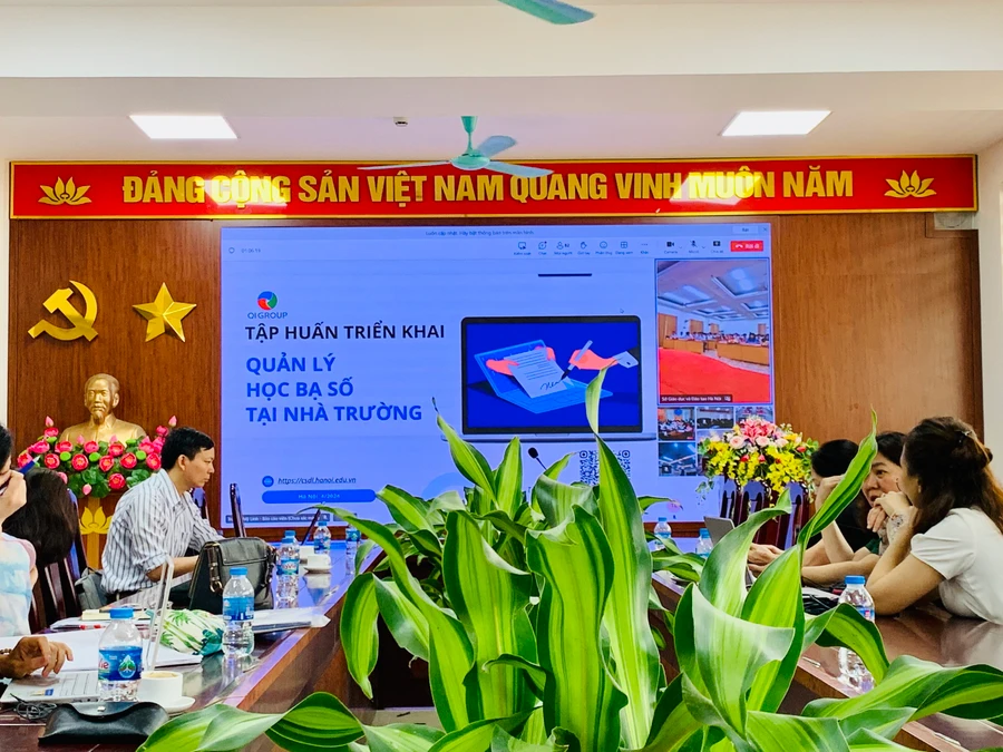 Đại diện Phòng GD&ĐT quận Ba Đình, cán bộ quản lý các trường Tiểu học tại điểm cầu tại trường Tiểu học Đại Yên.