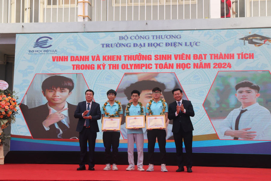 PGS.TS Vũ Đình Ngọ - Chủ tịch Hội đồng trường (bên trái) và PGS.TS Đinh Văn Châu - Hiệu trưởng trường Đại học Điện lực khen thưởng sinh viên đạt thành tích cao trong kỳ thi Olympic Toán học năm 2024.