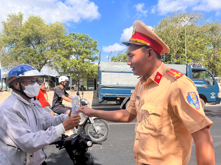Cán bộ Phòng CSGT Công an tỉnh Bình Thuận trao tặng nước uống cho người dân về quê sáng 28/4. Cán bộ Phòng CSGT Công an tỉnh Bình Thuận trao tặng nước uống cho người dân về quê sáng 28/4.