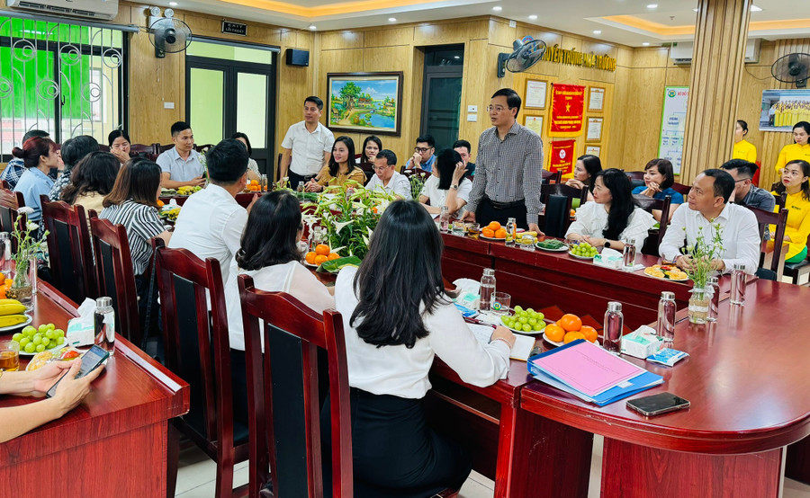 Trao đổi chuyên môn giữa các thành viên của hai ngành giáo dục tại buổi gặp mặt.