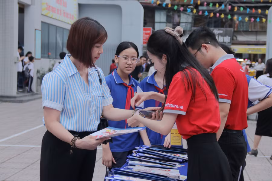 Phụ huynh đến dự và chia sẻ tại chuyên đề.