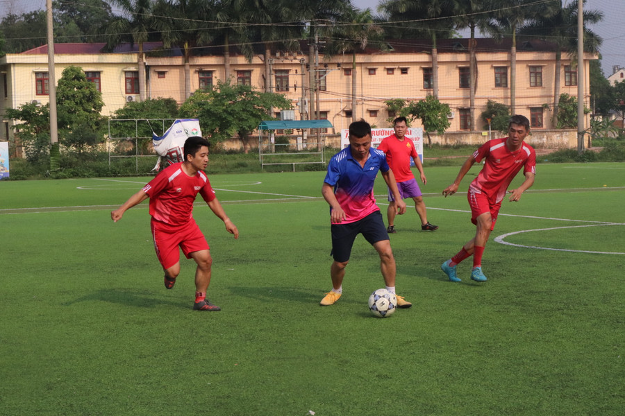 Một số tình huống cầm bóng trong trận giao lưu bóng đá.