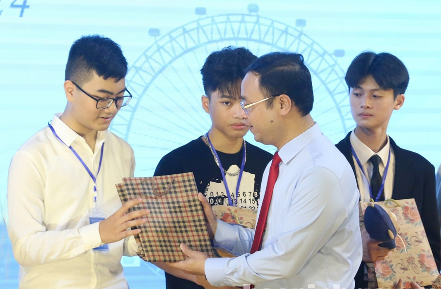 Giám đốc Sở GD&ĐT Bắc Ninh - Nguyễn Thế Sơn trao quà, động viên thí sinh.