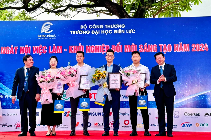 PGS.TS Vũ Đình Ngọ - Chủ tịch Hội đồng trường (bên trái) và PGS.TS Đinh Văn Châu - Hiệu trưởng trường Đại học Điện lực tri ân đơn vị đồng hành cùng ngày hội việc làm.