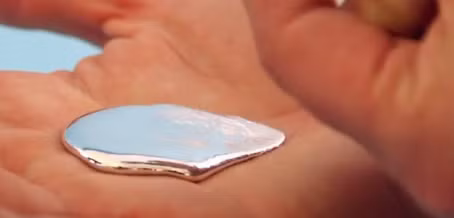 Kim loại tan chảy trong lòng bàn tay