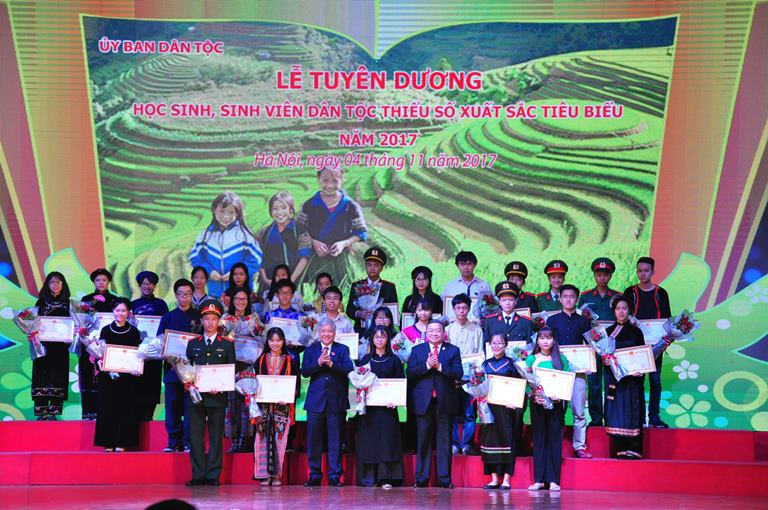 Năm 2017, có 161 học sinh dân tộc thiểu số được tuyên dương khen thưởng Năm 2017, có 161 học sinh dân tộc thiểu số được tuyên dương khen thưởng