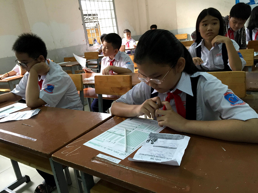 Các thi sinh tại điểm Trường THPT Marie Curie chuẩn bị thi vòng 1