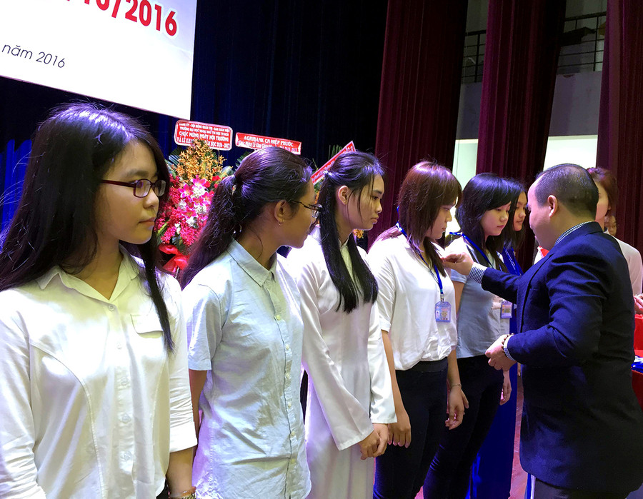 TS Trần Quang Nam trao thẻ SV và huy hiệu HUFLIT cho đại diện tân SV TS Trần Quang Nam trao thẻ SV và huy hiệu HUFLIT cho đại diện tân SV