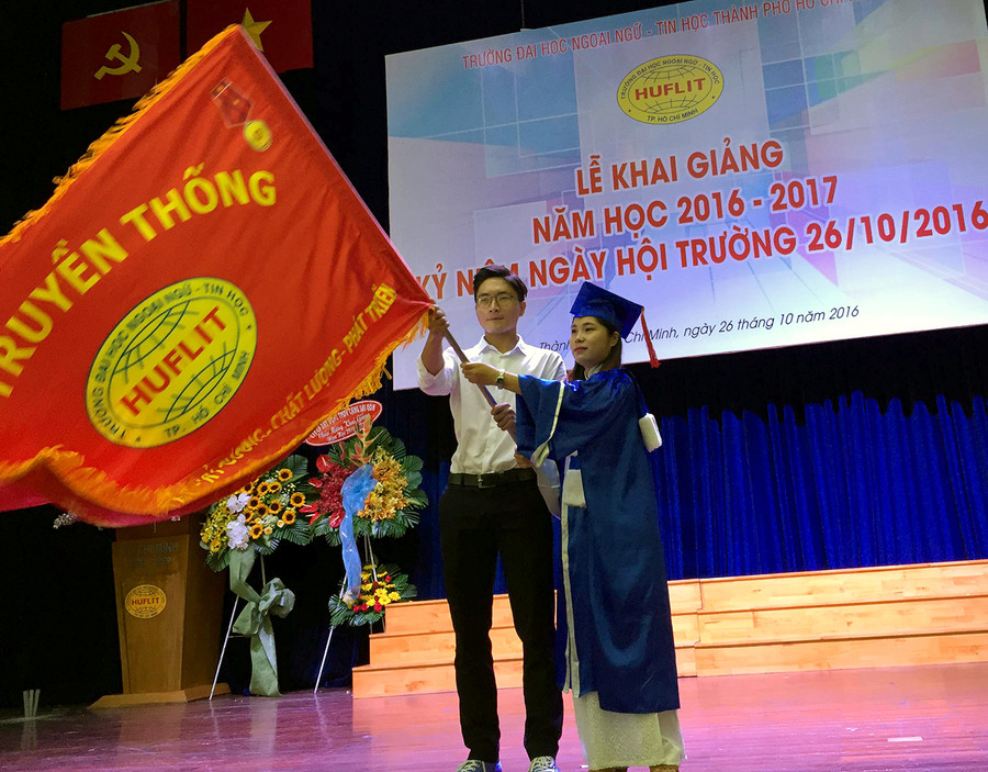 Tân cử nhân Nguyễn Thị Thùy Nhiên -Thủ khoa tốt nghiệp 2016 - trao cờ truyền thống cho tân SV Trần Minh Đạt - Thủ khoa đầu vào khóa 2016 Tân cử nhân Nguyễn Thị Thùy Nhiên -Thủ khoa tốt nghiệp 2016 - trao cờ truyền thống cho tân SV Trần Minh Đạt - Thủ khoa đầu vào khóa 2016