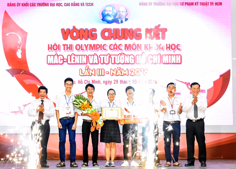 Ban tổ chức trao giải Nhất cho đội truyển HCMUTE