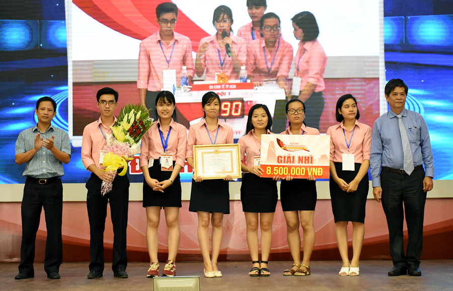 BTC trao giả Nhì cho đội UEH BTC trao giả Nhì cho đội UEH