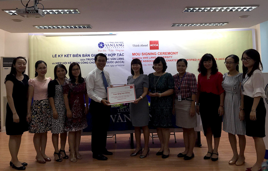 ACCA trao học bổng cho đại diện khoa KTKT