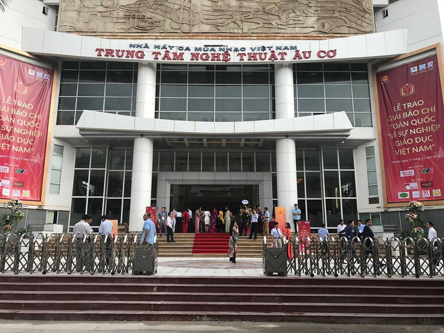 Lễ trao giải Báo chí toàn quốc “Vì sự nghiệp Giáo dục Việt Nam” năm 2018 được tổ chức long trọng tại Trung tâm Nghệ thuật Âu Cơ, Hà Nội. Lễ trao giải Báo chí toàn quốc “Vì sự nghiệp Giáo dục Việt Nam” năm 2018 được tổ chức long trọng tại Trung tâm Nghệ thuật Âu Cơ, Hà Nội.