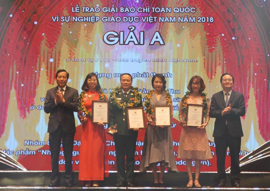 Bộ trưởng Bộ GD&ĐT Phùng Xuân Nhạ, Chủ tịch Hội Nhà báo Việt Nam Thuận Hữu trao giải và chụp ảnh cùng tác giả, nhóm tác giả đạt Giải A. Bộ trưởng Bộ GD&ĐT Phùng Xuân Nhạ, Chủ tịch Hội Nhà báo Việt Nam Thuận Hữu trao giải và chụp ảnh cùng tác giả, nhóm tác giả đạt Giải A.