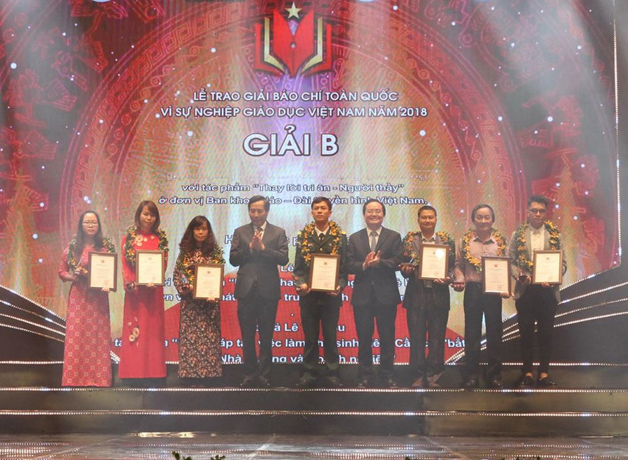 Bộ trưởng Bộ GD&ĐT Phùng Xuân Nhạ, Chủ tịch Hội Nhà báo Việt Nam Thuận Hữu trao giải và chụp ảnh cùng tác giả, nhóm tác giả đạt Giải B. Bộ trưởng Bộ GD&ĐT Phùng Xuân Nhạ, Chủ tịch Hội Nhà báo Việt Nam Thuận Hữu trao giải và chụp ảnh cùng tác giả, nhóm tác giả đạt Giải B.