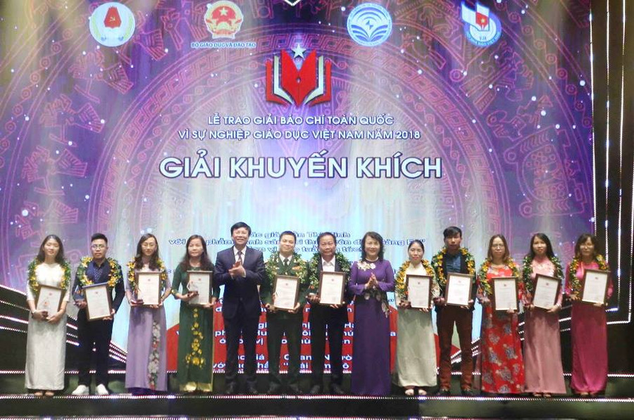 Thứ trưởng Bộ GD&ĐT Nguyễn Thị Nghĩa, Phó Chủ tịch thường trực Hội Nhà báo Việt Nam Hồ Quang Lợi trao giải và chụp ảnh cùng các tác giả, nhóm tác giả đạt giải Khuyến khích. Thứ trưởng Bộ GD&ĐT Nguyễn Thị Nghĩa, Phó Chủ tịch thường trực Hội Nhà báo Việt Nam Hồ Quang Lợi trao giải và chụp ảnh cùng các tác giả, nhóm tác giả đạt giải Khuyến khích.